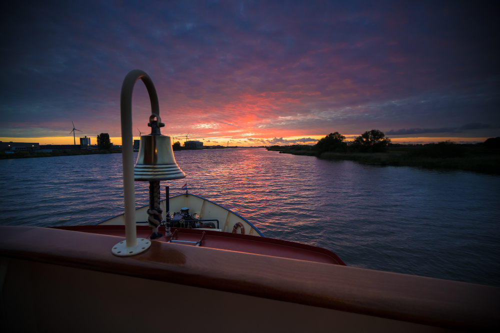 Yate navegando al atardecer